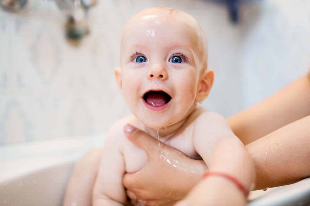 Pierwsza kąpiel noworodka i kolejne – co musisz wiedzieć?