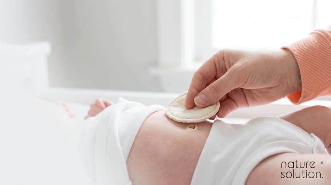 Pielęgnacja pępka noworodka krok po kroku: Poradnik Nature Solution 2 Eko Solution Zestaw Wielorazowych Bambusowych Płatków Kosmetycznych – 6 sztuk in use