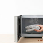 Jak podgrzać termofor z pestek wiśni? Instrukcja 2026