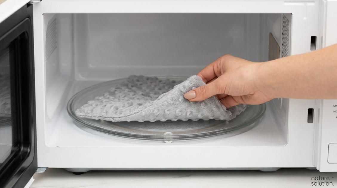 Termofor z Pestek Wiśni Cherrypad® – Minky szary in use